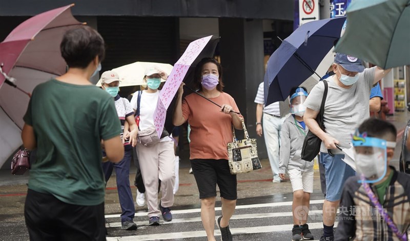 氣象專家吳德榮表示，颱風軒嵐諾未來將再增強為強颱，4日上午北台灣仍有較強偏西風挾驟雨。圖為2日走在台北市北投區街頭的民眾撐傘遮擋風雨。（中央社檔案照片）