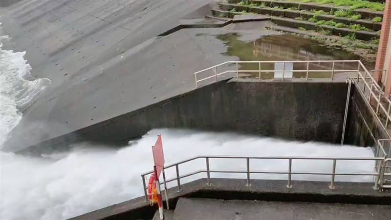 颱風軒嵐諾為北台灣帶來顯著雨量，經濟部水利署4日指出，近日降雨讓全台水庫進水3億5565萬噸。圖為石門水庫3日下午進行調節性放水。（北水局提供）