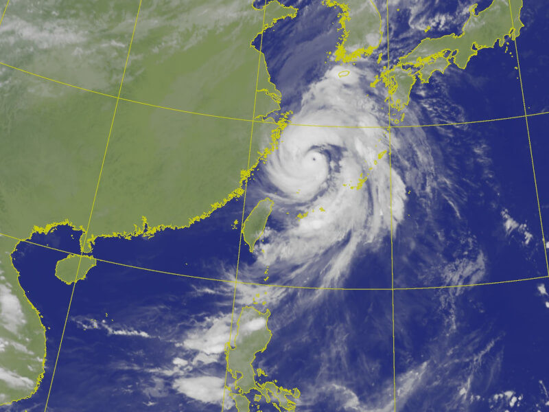 強烈颱風軒嵐諾逐漸向北遠離，對台灣近海威脅4日晚間已解除。圖為晚間8時40分衛星雲圖。（圖取自中央氣象局網頁cwb.gov.tw）