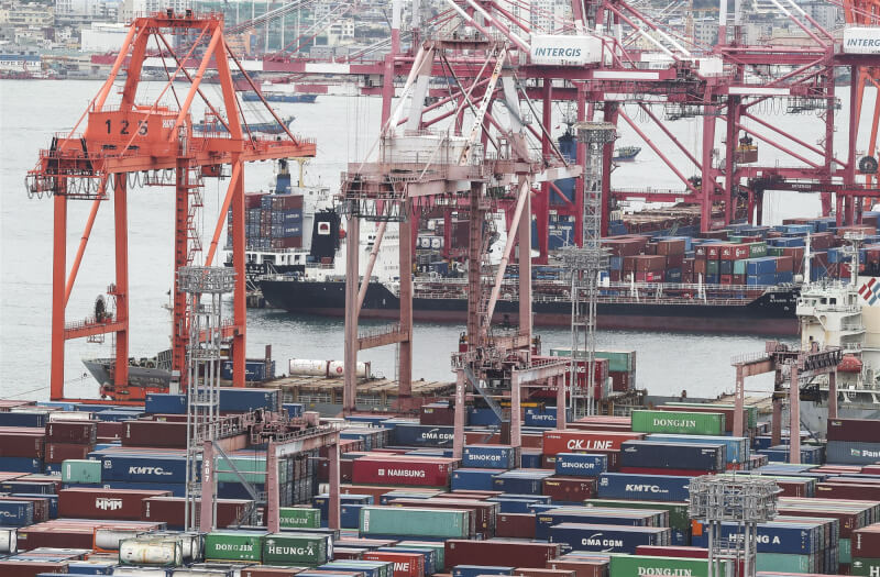 全球經濟「金絲雀」韓國連續5個月陷入貿易逆差窘境。圖為釜山港裝卸貨物畫面。（韓聯社）