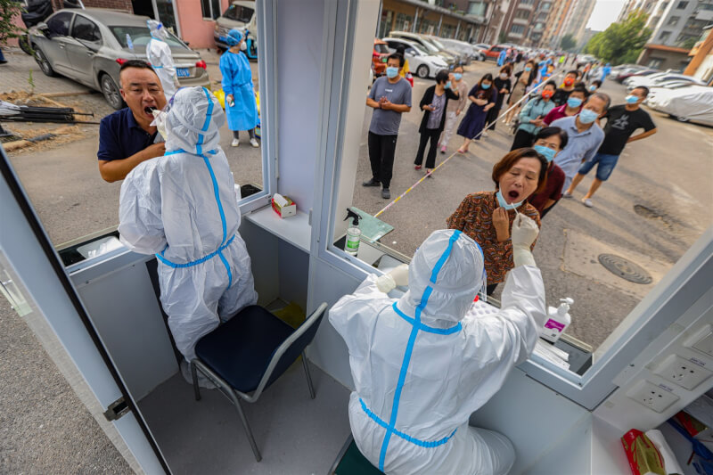 天津市官方3日宣布，4日上午8時起展開全域核酸檢測。圖為天津河東區為民眾篩檢。（中新社）