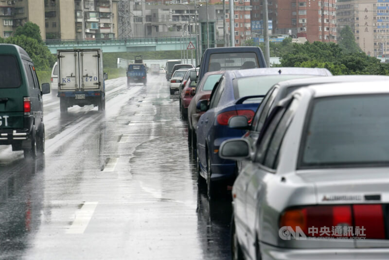 台北市政府4日表示，由於風雨趨緩、無重大災情，停在道路紅黃線上的車輛請在5日上午7時前駛離。（中央社檔案照片）