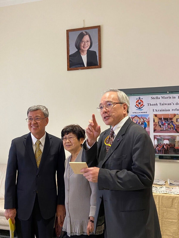 前副總統陳建仁（左1）擔任總統特使出訪教廷，他勉勵駐外人員要在艱困的外交環境之下，讓世界看到台灣堅守自由民主的價值，為台灣爭取更多的朋友。（駐教廷大使館提供）中央社記者黃雅詩傳真 111年9月4日