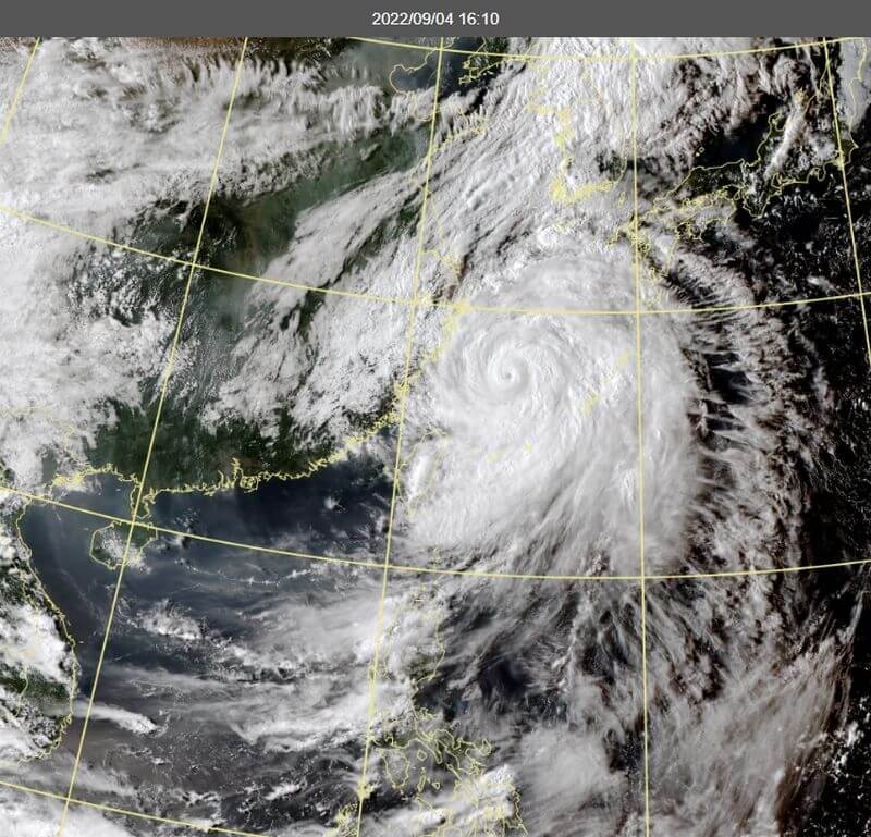 據中央氣象局資料，軒嵐諾是自1980年後，唯一在台灣發布颱風警報前後由強颱轉中颱、最後又再轉強颱的案例。圖為4日下午4時10分東亞衛星雲圖。（圖取自氣象局網頁cwb.gov.tw）