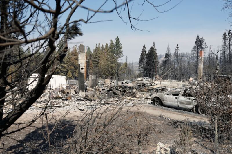 美國北加州地區野火竄燒後迅速蔓延，截至3日上午，約1620公頃土地遭這波野火吞噬。圖為車輛遭野火燒毀。（路透社）