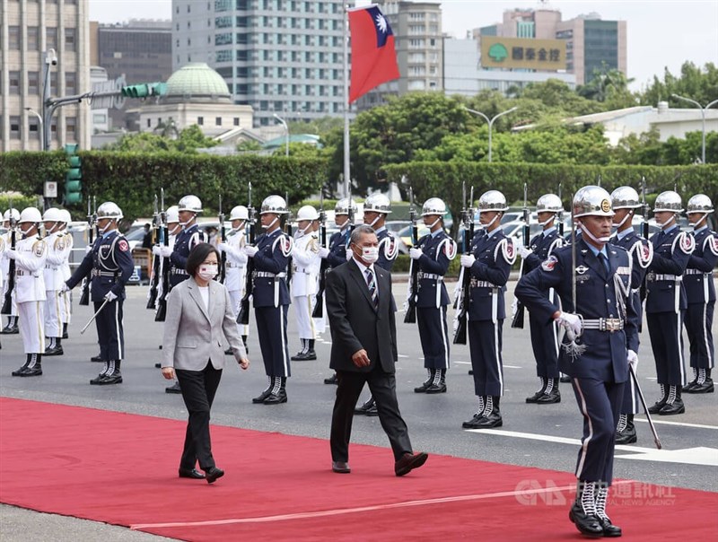 總統蔡英文（前左）5日上午在總統府以隆重軍禮迎接太平洋友邦吐瓦魯總理拿塔諾（Kausea Natano）（前中）伉儷訪團，誠摯歡迎拿塔諾總理伉儷率團訪問台灣。中央社記者張新偉攝 111年9月5日