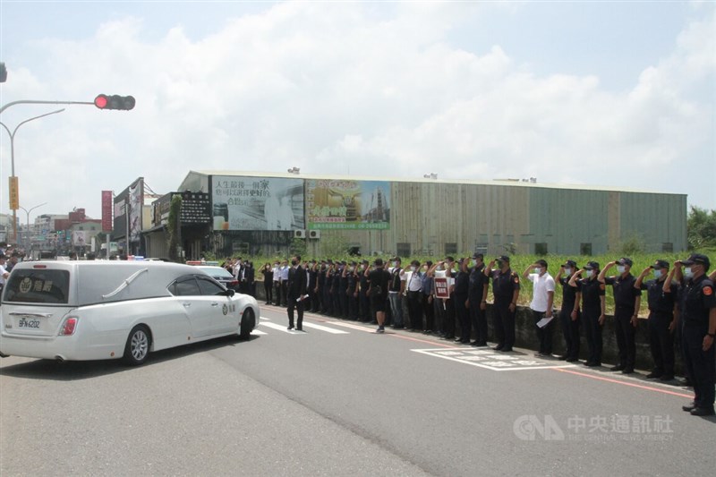 台南市政府警察局第二分局凃明誠、曹瑞傑2名殉職員警告別式5日上午在南區殯儀館景行廳舉行,靈車離開時,兩旁列隊員警行舉手禮致敬。中央社記者楊思瑞攝 111年9月5日