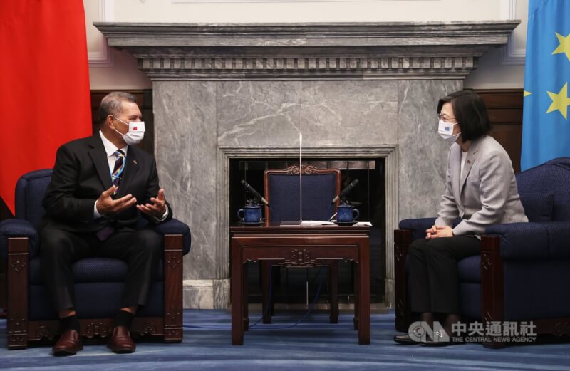 太平洋友邦吐瓦魯總理拿塔諾（Kausea Natano）伉儷率團訪問台灣，總統蔡英文（右）5日在總統府與拿塔諾（左）進行雙邊會晤。中央社記者鄭傑文攝 111年9月5日