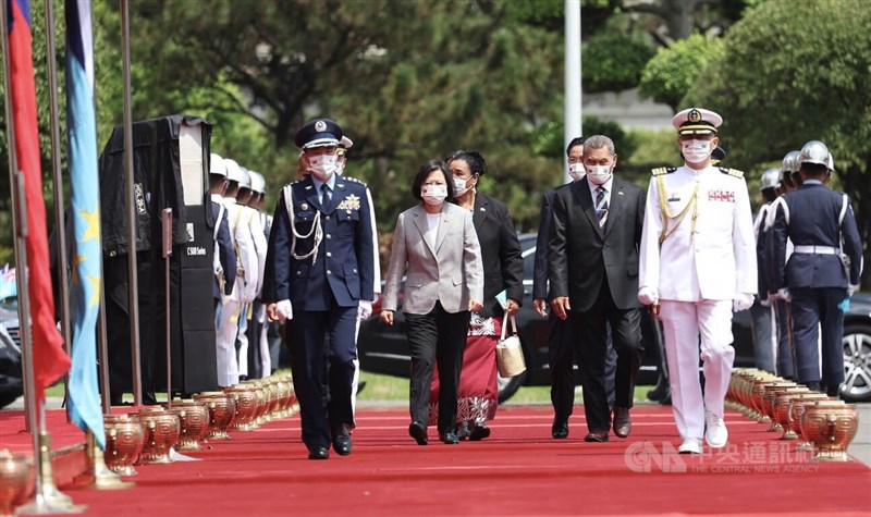 太平洋友邦吐瓦魯總理拿塔諾（Kausea Natano）（前左3）伉儷率團訪問台灣，總統蔡英文（前左2）5日上午在總統府以隆重軍禮迎接訪團，雙方將就兩國共同關切領域的議題進行會晤交換意見。中央社記者張新偉攝 111年9月5日