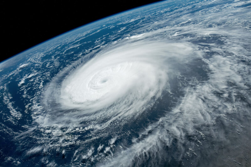 颱風軒嵐諾是今年全球首個最強等級颱風，也刷新台灣首發颱風警報最晚時間。圖為國際太空站太空人8月31日清晨拍下軒嵐諾的畫面。（圖取自NASA地球觀測站網頁earthobservatory.nasa.gov）