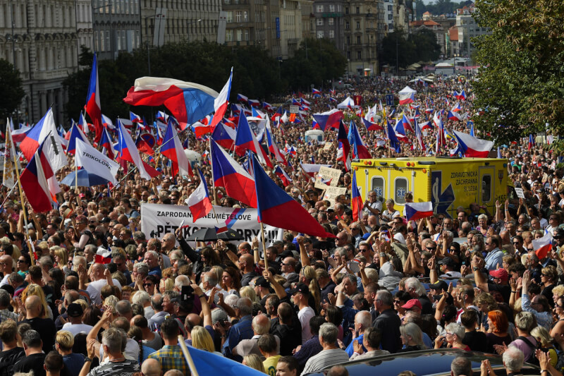 捷克極右派3日號召多達7萬人在布拉格街頭反政府、反歐盟、反北約，是俄烏戰以來歐洲最大規模示威之一。（美聯社）