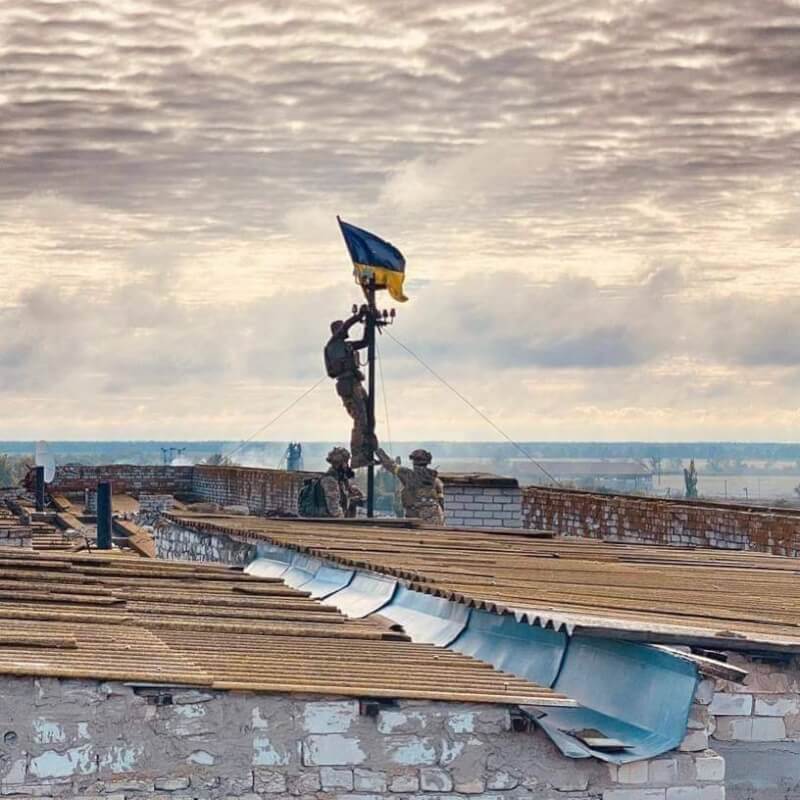 烏克蘭士兵4日在赫松一處村莊升起國旗。（圖取自facebook.com/kirill.timoshenko）