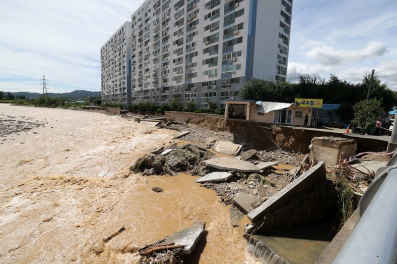 被韓國媒體稱為史上最強颱風的第11號颱風軒嵐諾過境，為韓國留下無數災損。圖為6日慶尚北道一帶有房屋被洪水沖垮。（韓聯社）