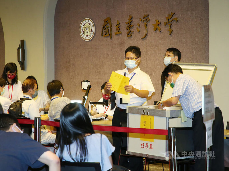 台灣大學校務會議6日針對9名校長遴選候選人進行「推薦投票」，候選人需獲1/3票數以上支持，才能進入下一階段；投票結束後，晚間接著展開一連串開票、計票作業。中央社記者郭日曉攝  111年9月6日