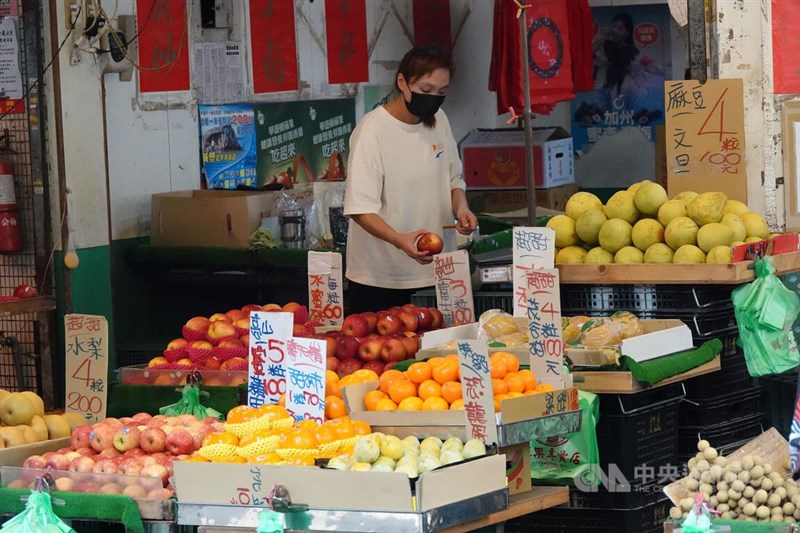 行政院主計總處發布8月消費者物價指數（CPI），較110年同月上漲2.66%。圖為北市虎林街傳統市場的水果攤商。中央社記者鄭傑文攝 111年9月6日
