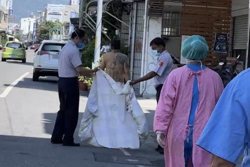 林姓男子（左2）6日遭釣竿刺穿下顎和眼眶，在醫生準備清創手術時，林男忽然下床包著尿布赤身離開醫院，醫護人員和家屬一路跟隨苦勸，才將他帶回繼續手術。（民眾提供）中央社記者盧太城台東傳真  111年9月6日