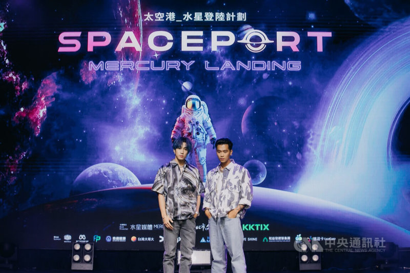 太空港藝術音樂嘉年華將於10月在台北登場，表演嘉賓婁峻碩（左）與高爾宣（右）6日出席記者會，期待與海外歌手同場演出。中央社記者王心妤攝  111年9月6日