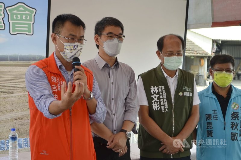農委會台南區農業改良場6日在雲林縣元長鄉舉辦大蒜機械種植暨田間管理觀摩會，農委會主委陳吉仲（左起）、民進黨立委劉建國等人到場力推機械種植的好處。中央社記者蔡智明攝  111年9月6日