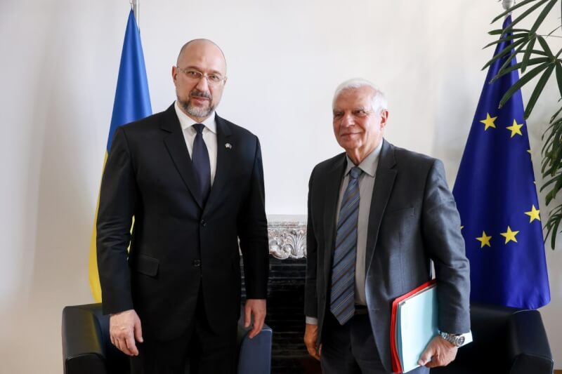 烏克蘭總理什米加爾（左）5日出席歐盟─烏克蘭協會理事會會議，與歐盟外交和安全政策高級代表波瑞爾合影。（圖取自twitter.com/Denys_Shmyhal）