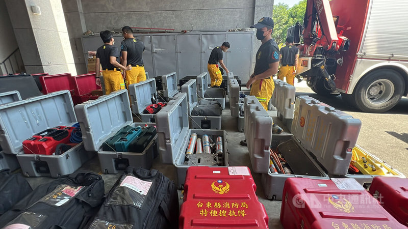 中國四川發生大地震造成重大傷亡，台東縣消防局接獲消防署緊急通知，40名特搜人員完成整裝，待命前往人道救援。中央社記者盧太城台東攝 111年9月6日