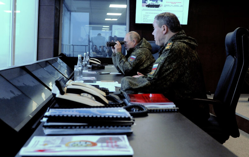 俄羅斯總統蒲亭（後）6日前往遠東地區，親自視察一場軍事演習。（Mikhail Klimentyev/Pool via 路透社）