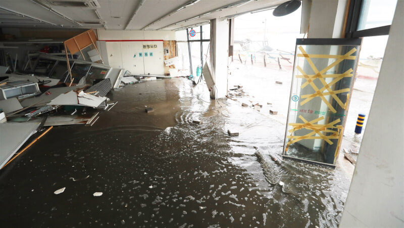 釜山民樂水邊公園商店街6日因風災一片狼藉。（韓聯社）