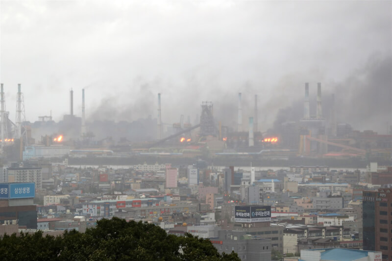 韓國浦項鋼鐵工廠6日發生火災，宣布暫停包含高爐在內的生產設備運轉。（韓聯社）