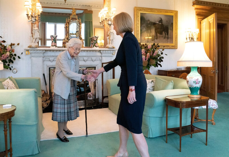 英國外交大臣特拉斯(右)6日接受女王伊麗莎白二世任命,正式成為首相。(圖取自facebook.com/HMQueenElizabethII)