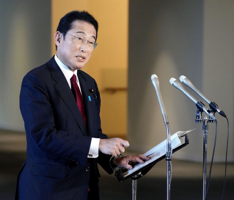 日本首相岸田文雄6日表明，將從26日起縮短目前染疫隔離期，及全境統一採取簡化染疫者通報的作法。（共同社）