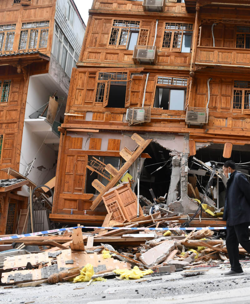 中國四川甘孜州瀘定縣5日發生規模6.8的地震，磨西鎮房屋毀損。（中新社）