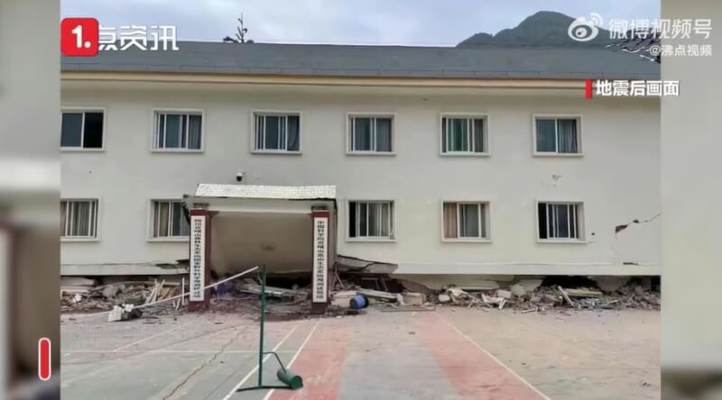 四川規模6.8的地震已造成65人遇難，位於震央附近的中國科學院觀測試驗站垂直垮塌，受損嚴重。（圖取自沸點視頻微博weibo.com）