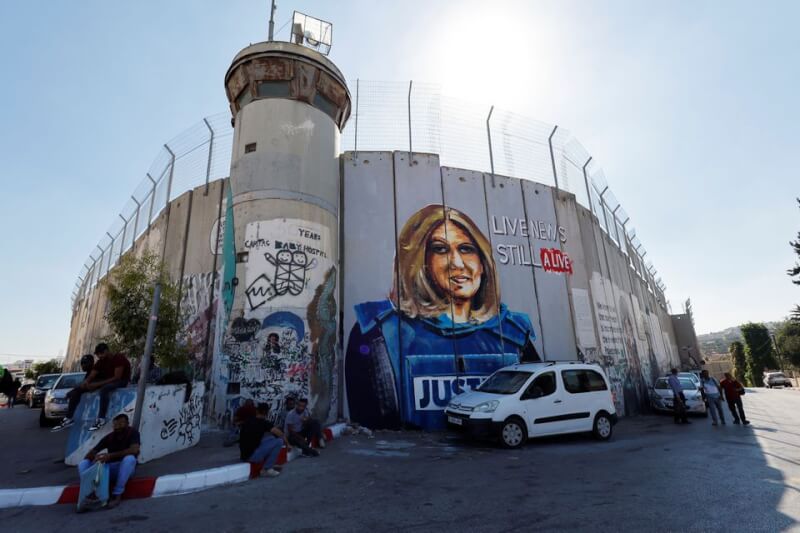 以色列軍方5日表示，巴勒斯坦裔美國記者阿克萊「很有可能」被誤認為好戰分子，而遭以色列士兵開槍射殺。圖為位於巴勒斯坦的阿克萊肖像壁畫。（路透社）