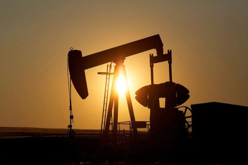 OPEC+ 5日決議將10月每日產量削減10萬桶，使國際油價大幅攀升。圖為加拿大一處油田。（路透社）