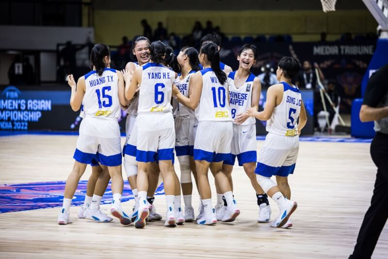 台灣U18亞青女籃代表隊對中國上演驚奇逆轉秀，球員們賽後開心擁抱。（圖取自FIBA網頁fiba.basketball）