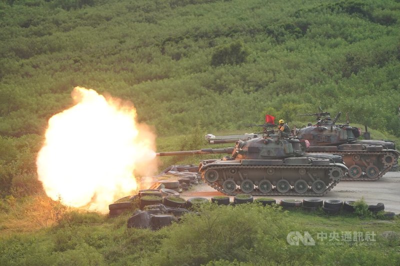 陸軍第八軍團裝甲564旅7日在屏東恆春三軍聯訓基地進行聯勇操演,上午日間實彈測考,戰車發射砲彈,砲聲迴盪山谷,場面震撼。中央社記者徐肇昌攝 111年9月7日