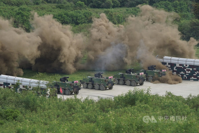 陸軍第八軍團裝甲564旅7日上午在屏東恆春三軍聯訓基地執行「三軍聯合作戰訓練測考111-5、6號 旅攻擊實彈測考」，主力部隊在煙幕彈的掩護下發動攻擊。中央社記者徐肇昌攝  111年9月7日