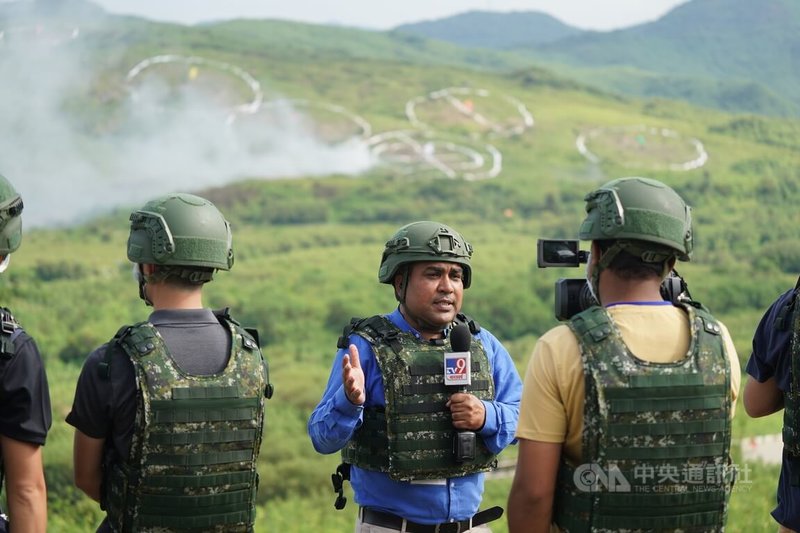 陸軍第八軍團裝甲564旅進駐屏東恆春三軍聯訓基地，7日進行聯勇操演，上午的日間實彈測考，有印度媒體到場採訪。中央社記者徐肇昌攝  111年9月7日