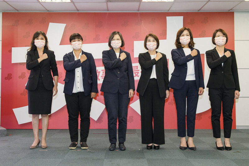 民進黨主席蔡英文（左3）7日與5名女力選將出席「女力會做事」形象影片公布記者會。（民進黨提供）中央社記者葉素萍傳真 111年9月7日
