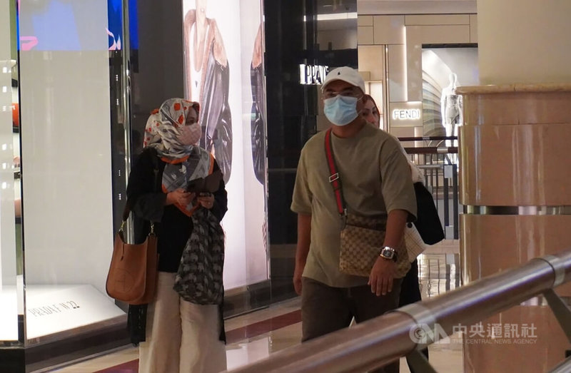 馬來西亞衛生部7日宣布，即日起放寬室內口罩令，圖為吉隆坡一家商場內戴口罩逛街的民眾。中央社實習記者廖彥甄吉隆坡攝  111年9月7日