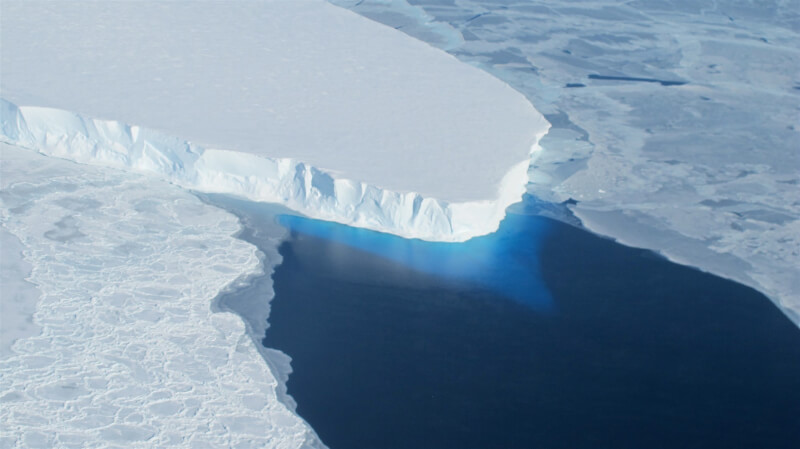 研究指出，南極的史威茲冰川正以比先前預期更快的速度裂解，恐使海平面升高逾1米，危及4成地球人口。（圖取自NASA網頁nasa.gov）