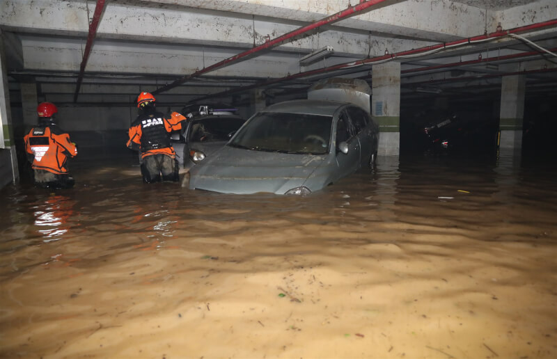 軒嵐諾颱風已造成10人死亡、2人失蹤。圖為浦項一住宅區的地下停車場被淹沒。（韓聯社）