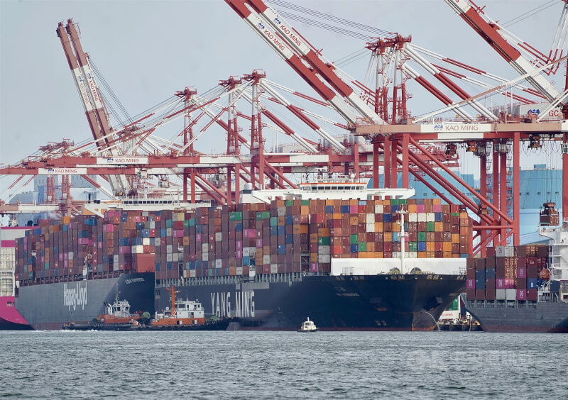根據主計總處國情統計通報，今年前9月台灣對CPTPP會員國的貨品出口值年增23.8%、進口值年增14.9%。圖為一艘貨櫃船停靠在高雄港。（中央社檔案照片）