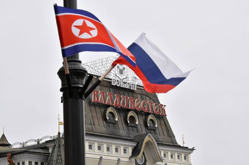 圖為2019金正恩訪海參威時，街頭掛著北韓與俄羅斯國旗。（路透社）