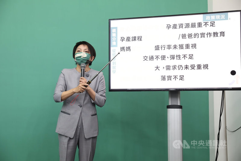 民進黨台北市長參選人陳時中8日上午舉辦性別與照顧政見發表會，民進黨立委范雲（圖）出席，並透過大螢幕說明政策現況。中央社記者趙世勳攝 111年9月8日