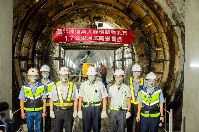 台北捷運萬大線第1期工程已完成穿越新店溪的河底隧道，台北市長柯文哲（中）8日前往視察時說，這是相當艱難的工作，感謝所有同仁的努力，除了感謝還是感謝。（台北市政府提供）中央社記者陳昱婷傳真  111年9月8日