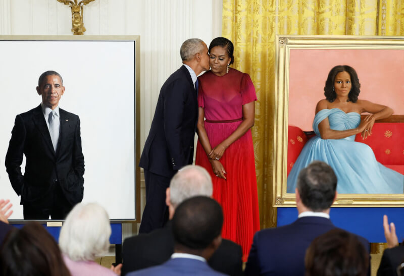 美国前总统欧巴马（左）和蜜雪儿（右）的肖像7日由夫妻俩亲自揭幕，将悬挂在白宫内历任总统伉俪的肖像旁边。（路透社）