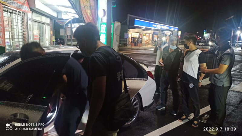 鄧姓男子(白衣者)與林姓男子疑有生意糾紛,鄧男心生不滿,7日晚間6時許朝林男開槍,在犯案後,自行攜帶犯案的槍械到虎尾派出所投案,並警方起獲犯案用的未擊發子彈5顆等證物。 (警方提供) 中央社記者姜宜菁傳真 111年9月8日