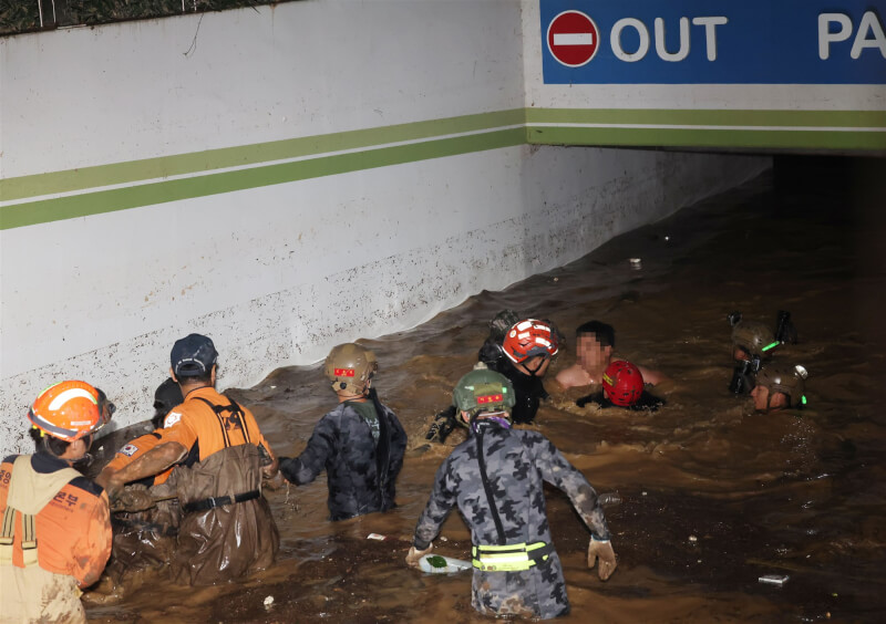 軒嵐諾颱風來襲，6日浦項一住宅區的地下停車場被淹沒，消防人員救出民眾。（韓聯社）