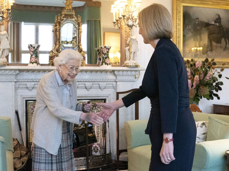 英國外交大臣特拉斯（右）6日接受女王伊麗莎白二世任命，正式成為首相。（圖取自facebook.com/TheBritishMonarchy）