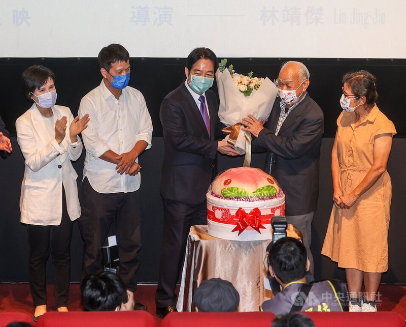 「吳晟文學紀錄片『他還年輕』青平台之友特映場」8日晚間在台北舉行,副總統賴清德(中)、導演林靖傑(左2)、青平台基金會董事長鄭麗君(左)等人出席,適逢詩人吳晟(右2)生日,眾人也一同為吳晟慶生。中央社記者鄭清元攝 111年9月8日